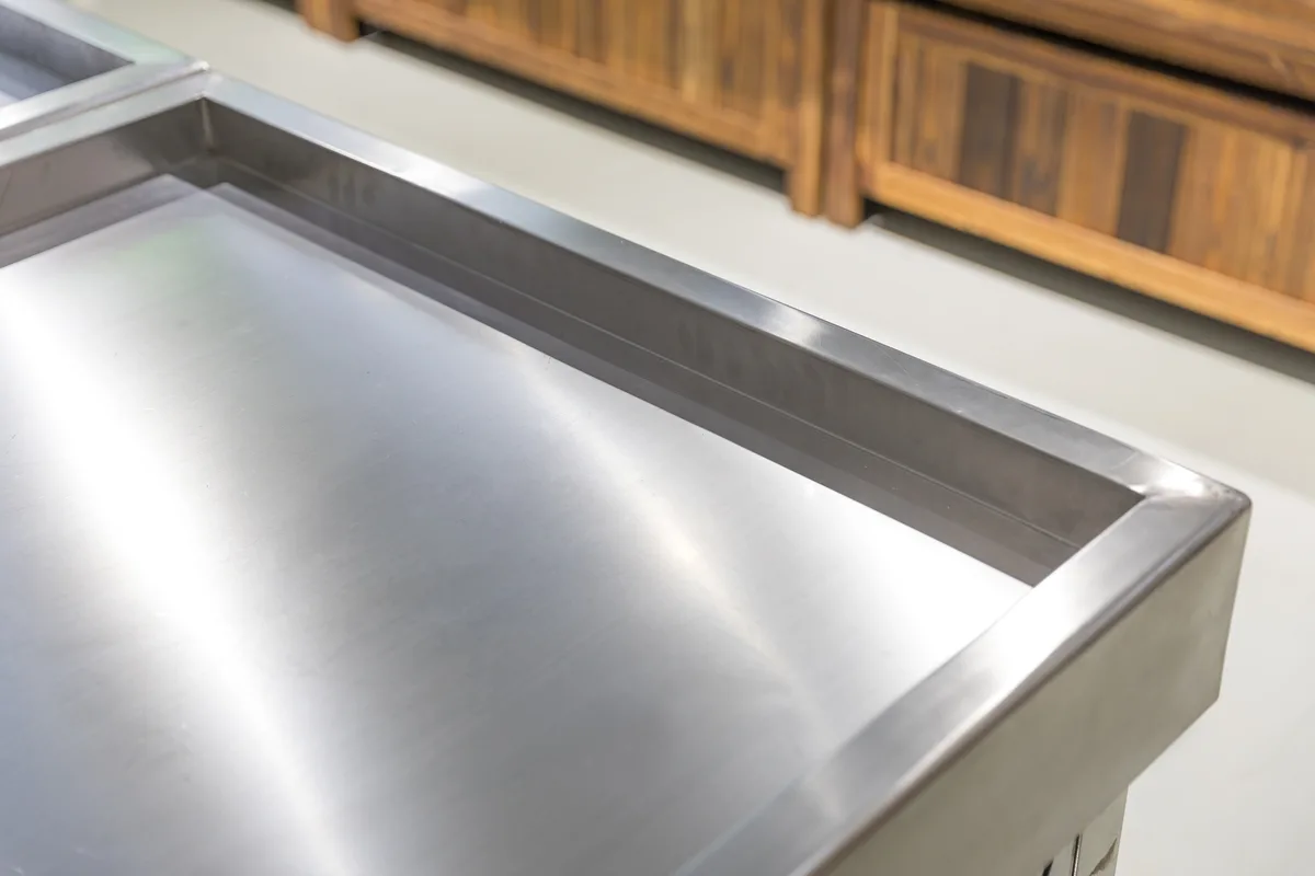 Stainless steel ice-fresh table fabricated in the Keshun fresh food workshop
