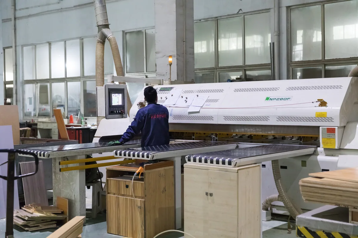 Keshun woodworking shop panel saw cutting boards to size for wooden store fixtures