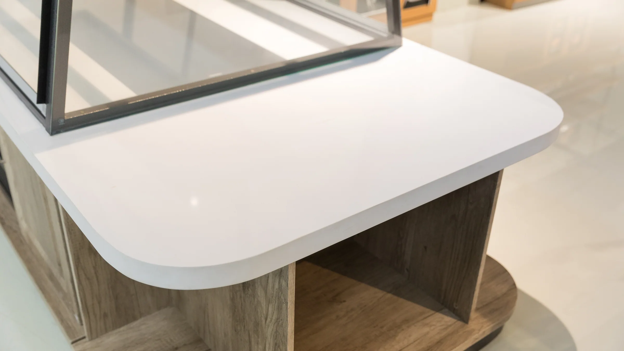 Glazed bakery display cases and slanted bread racks in the Keshun showroom