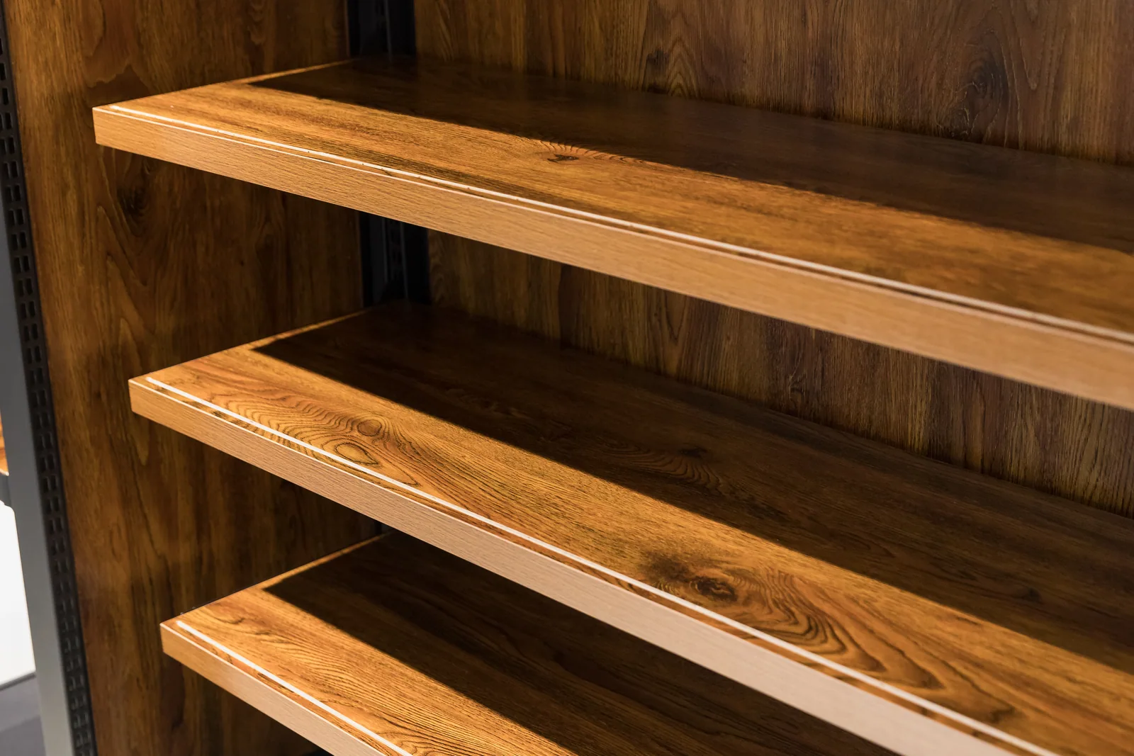End-of-run and entrance display fixtures in a Keshun showroom aisle
