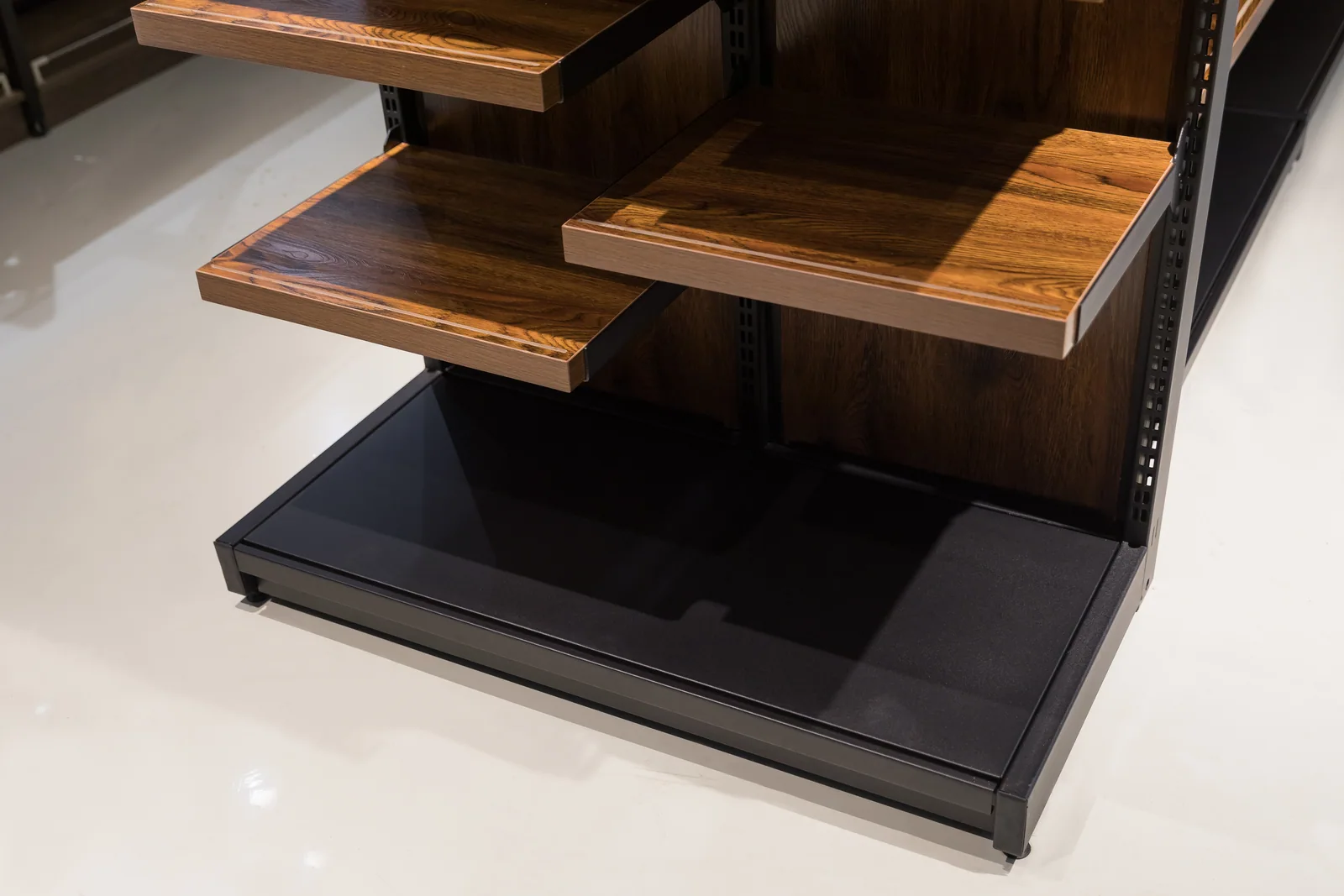 A steel upright meeting a timber shelf board on a Keshun steel and wood bay