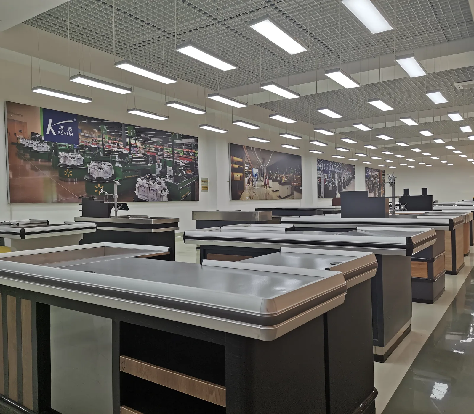 Keshun showroom in Changshu with checkout counters, produce islands and wall shelving on display