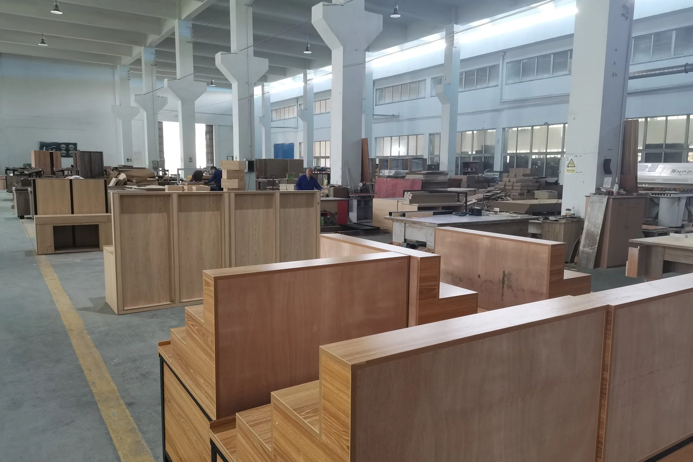 Board stock for Keshun bakery bread display racks at the panel saw in the Changshu plant