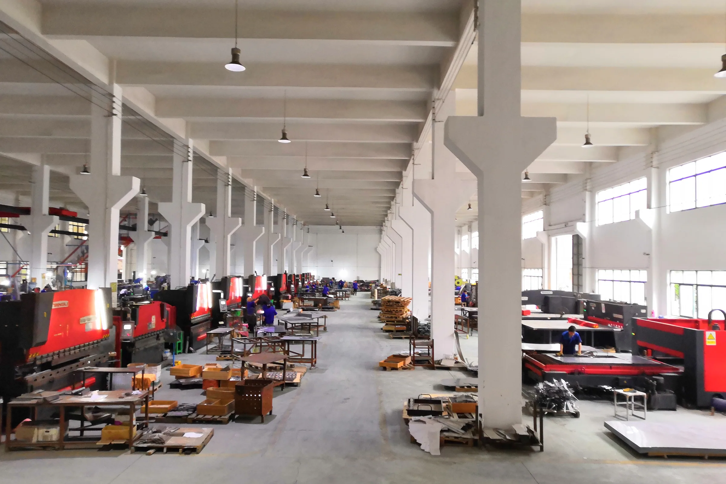 The main production floor of the Keshun plant in Changshu where service desks are built
