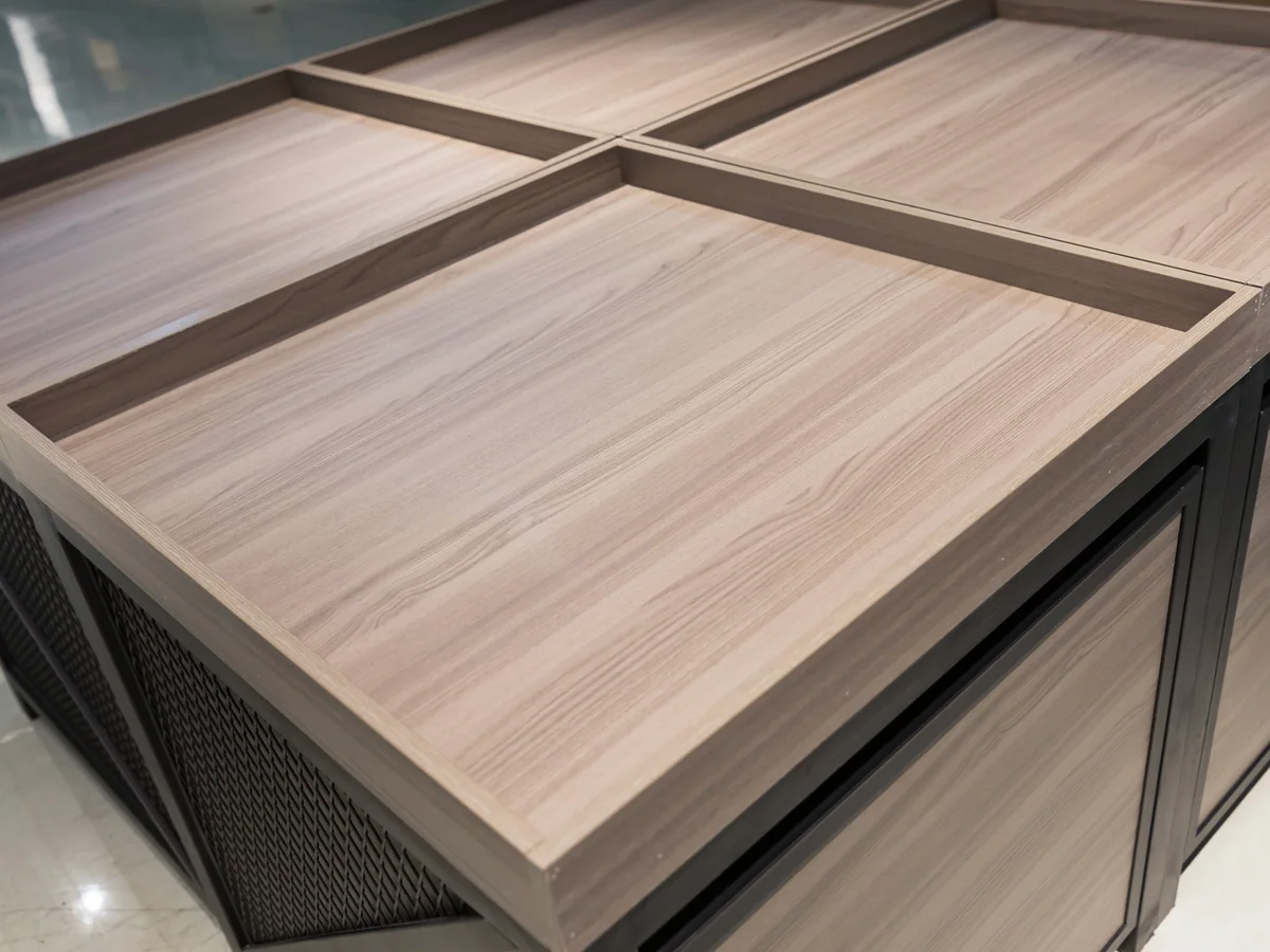 The quartered timber top of the island photographed from above