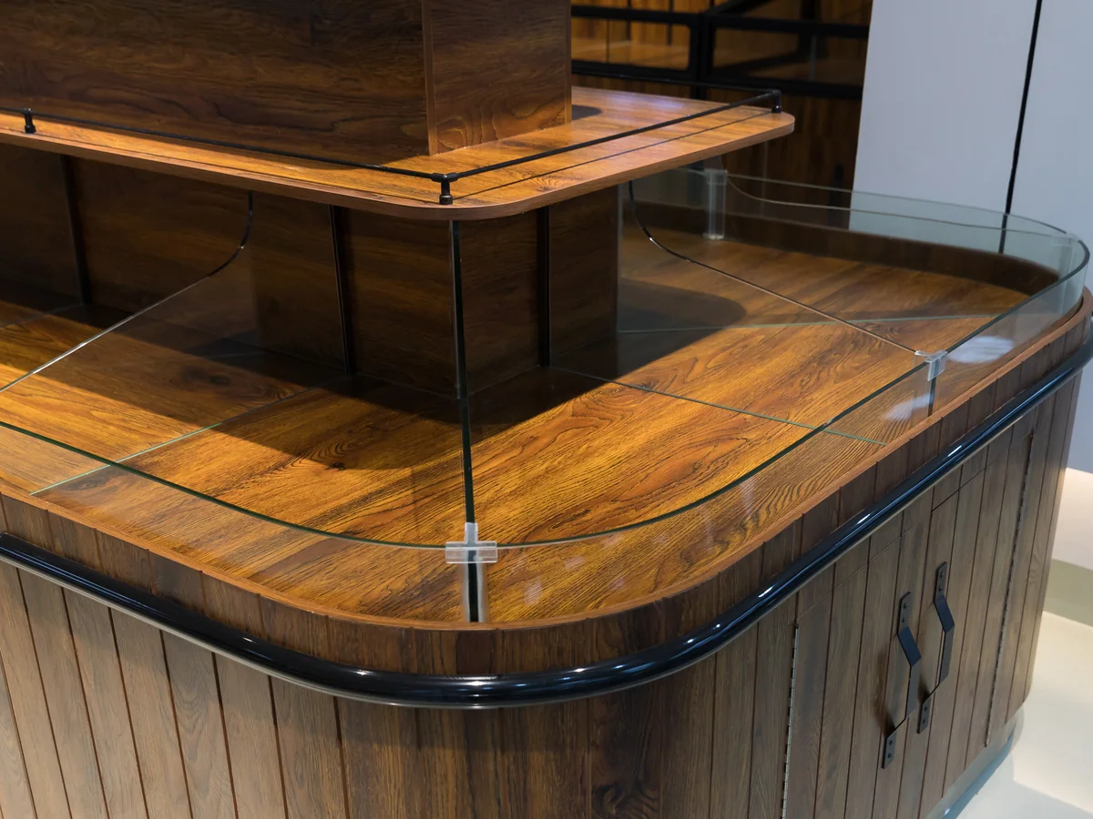 Close-up of the raised centre spine with the timber top surface