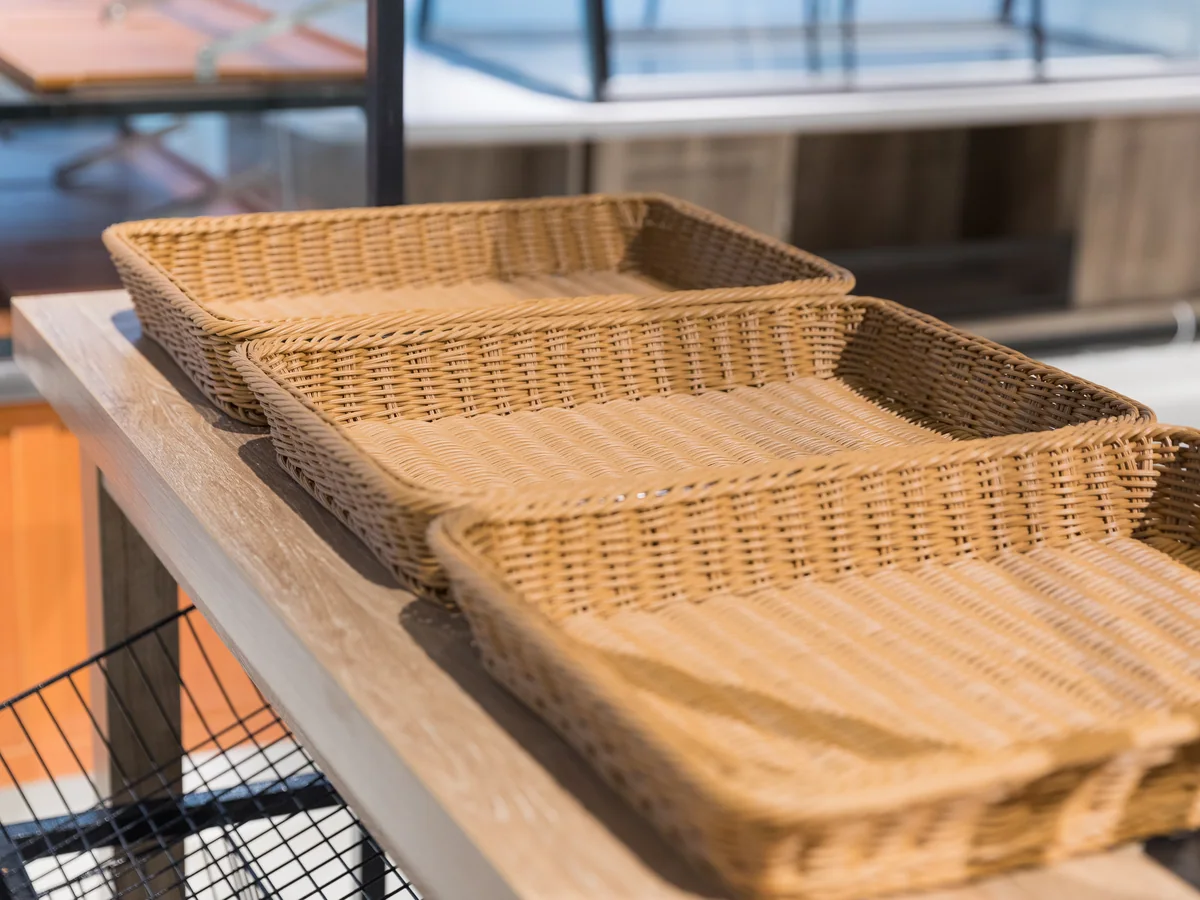 Close-up of the shelf pitch between two tray levels