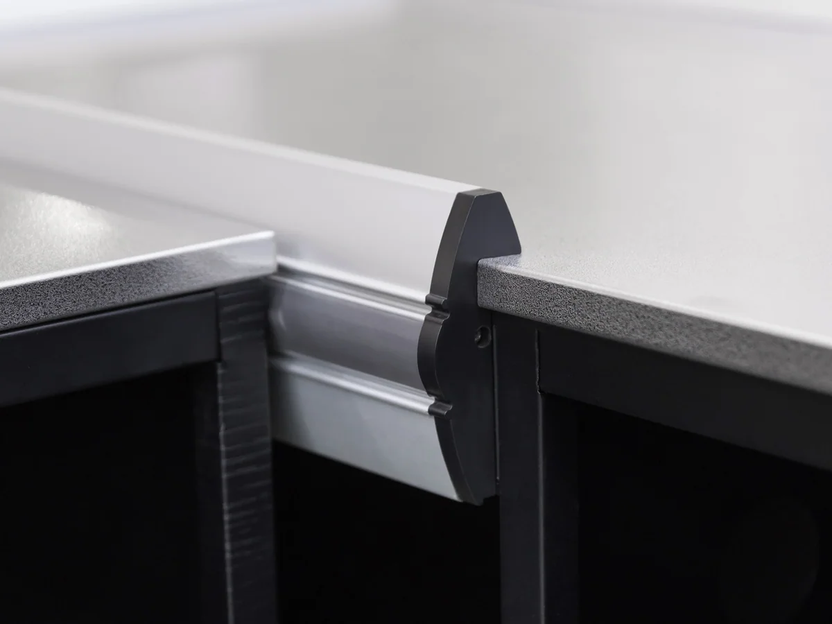 Close-up of the internal corner where the two legs of the counter meet