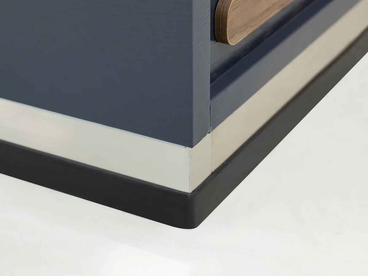 Close-up of the light grey end cap wrapping the end of the counter