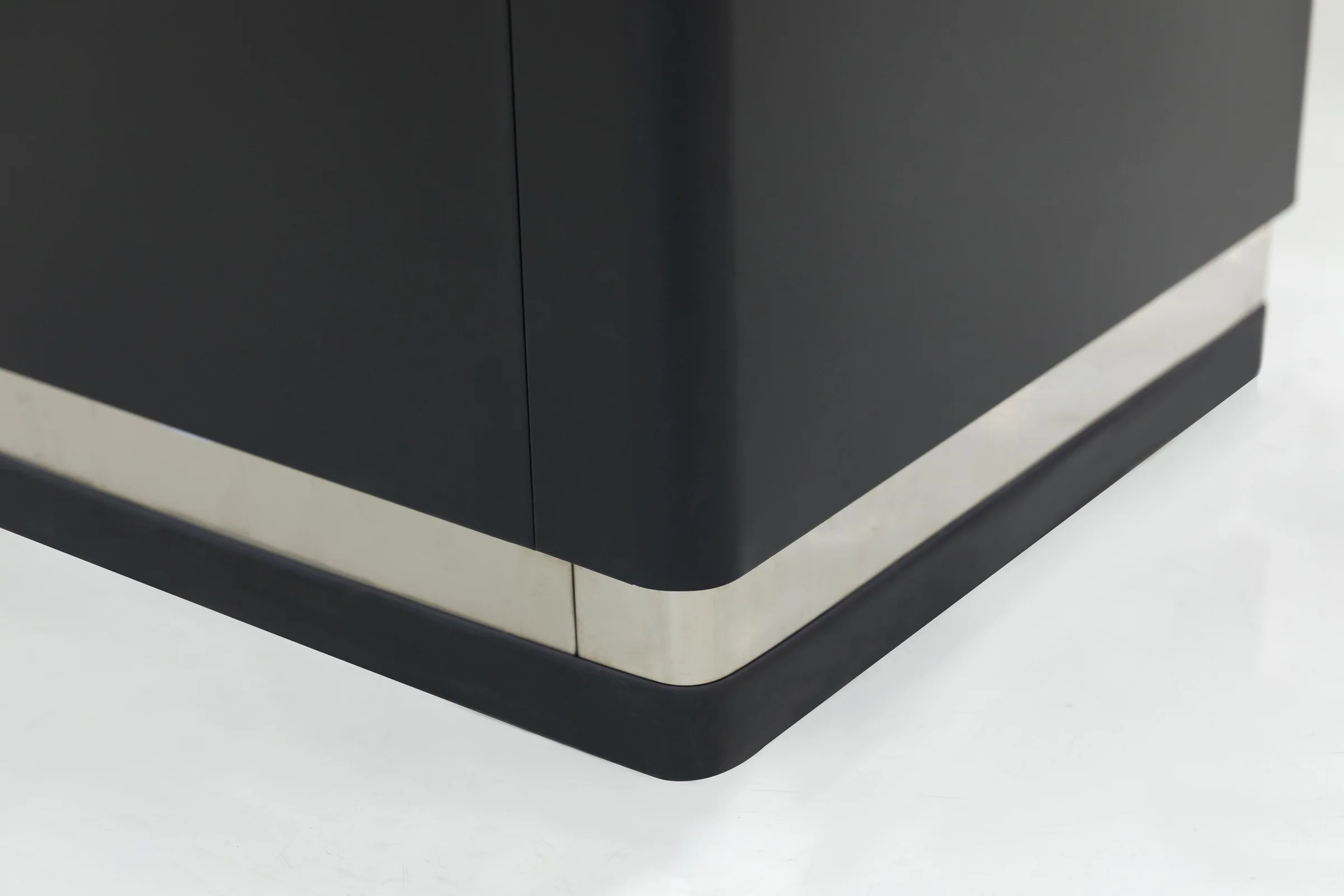 Dark Keshun cashier counter with a column arm carrying the monitor and scanner, in the showroom