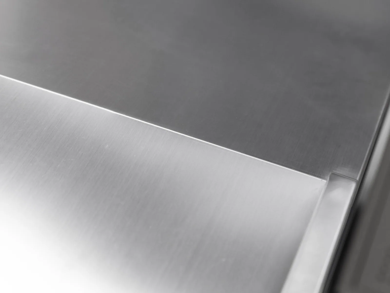 Close view of the column arm mounting and stainless deck on a Keshun cashier counter