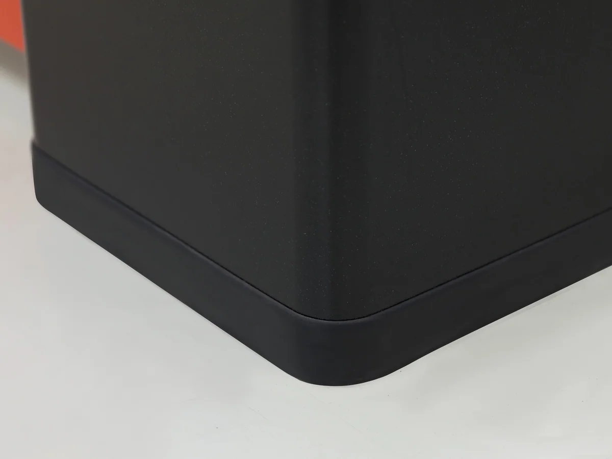 Close-up of the line where the two body colours meet on the counter front