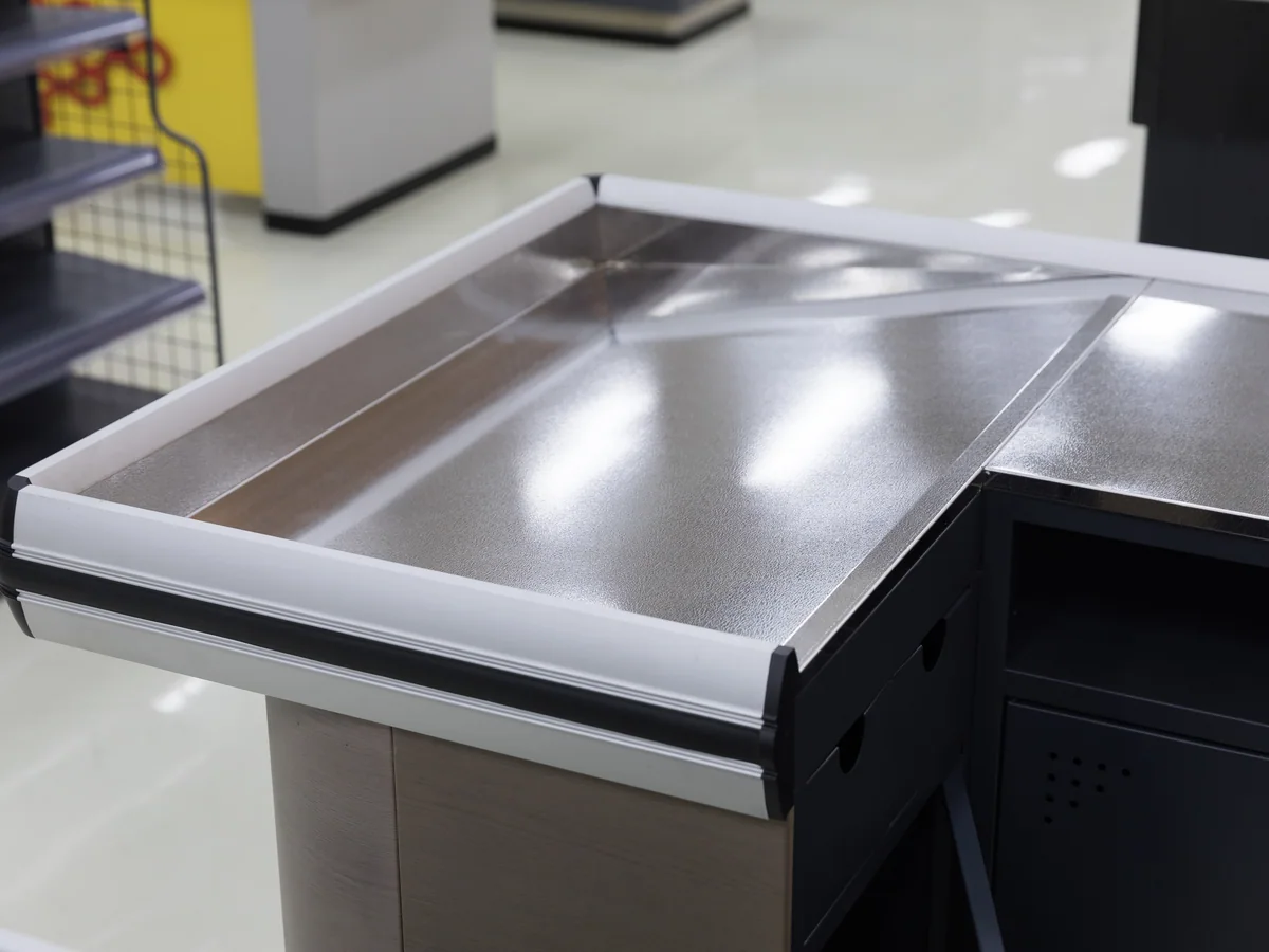 Close-up of the divide between the two cashier positions on the counter block