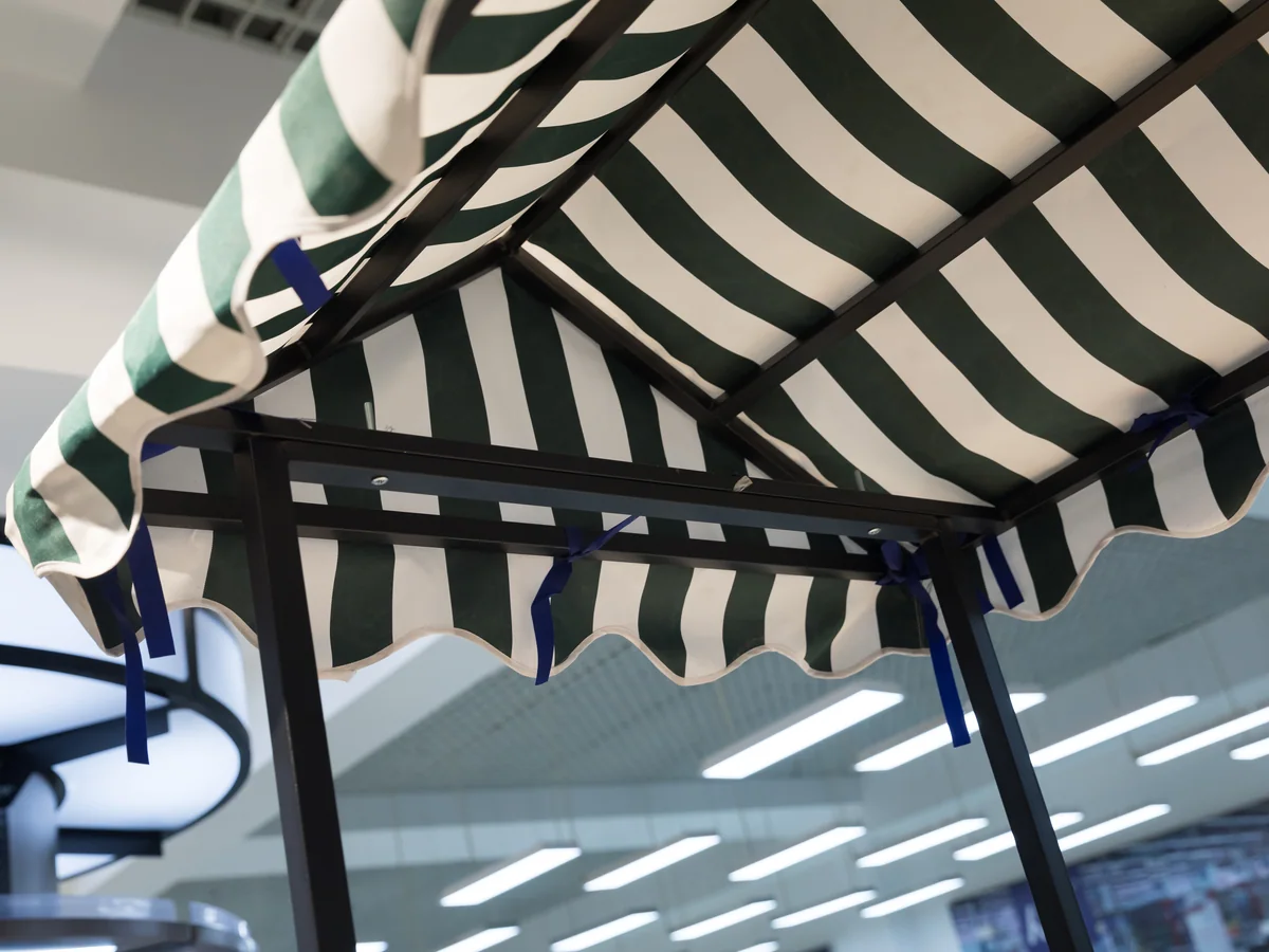 Close-up of the serving deck on the cart