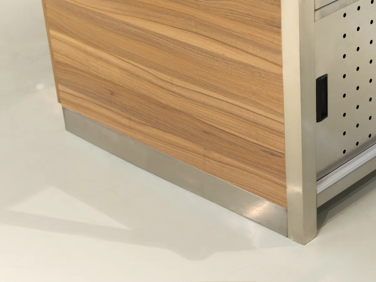 Close-up of the curve of the serve over counter