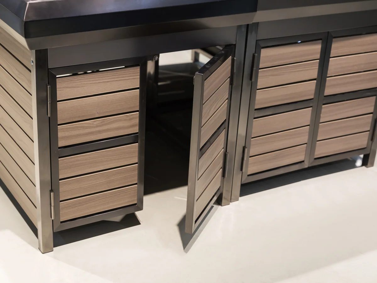 Close-up of the welded black frame corner of the island