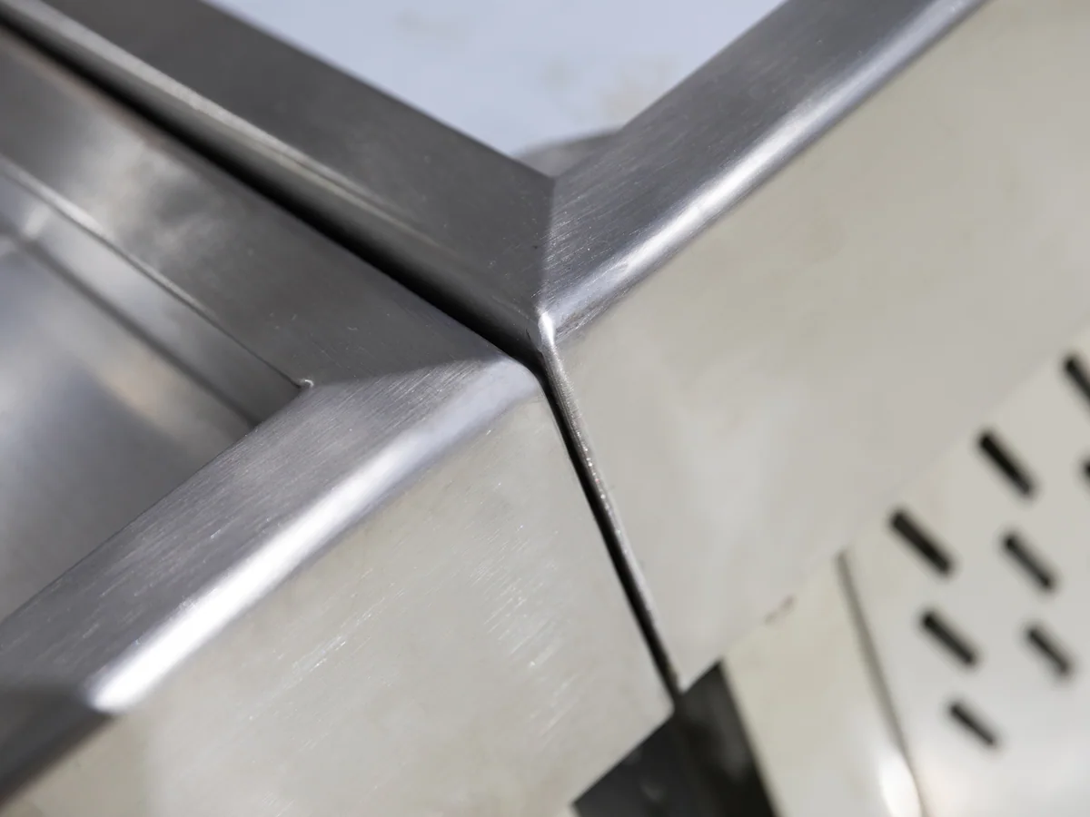 Close-up of the pressed stainless ice bed