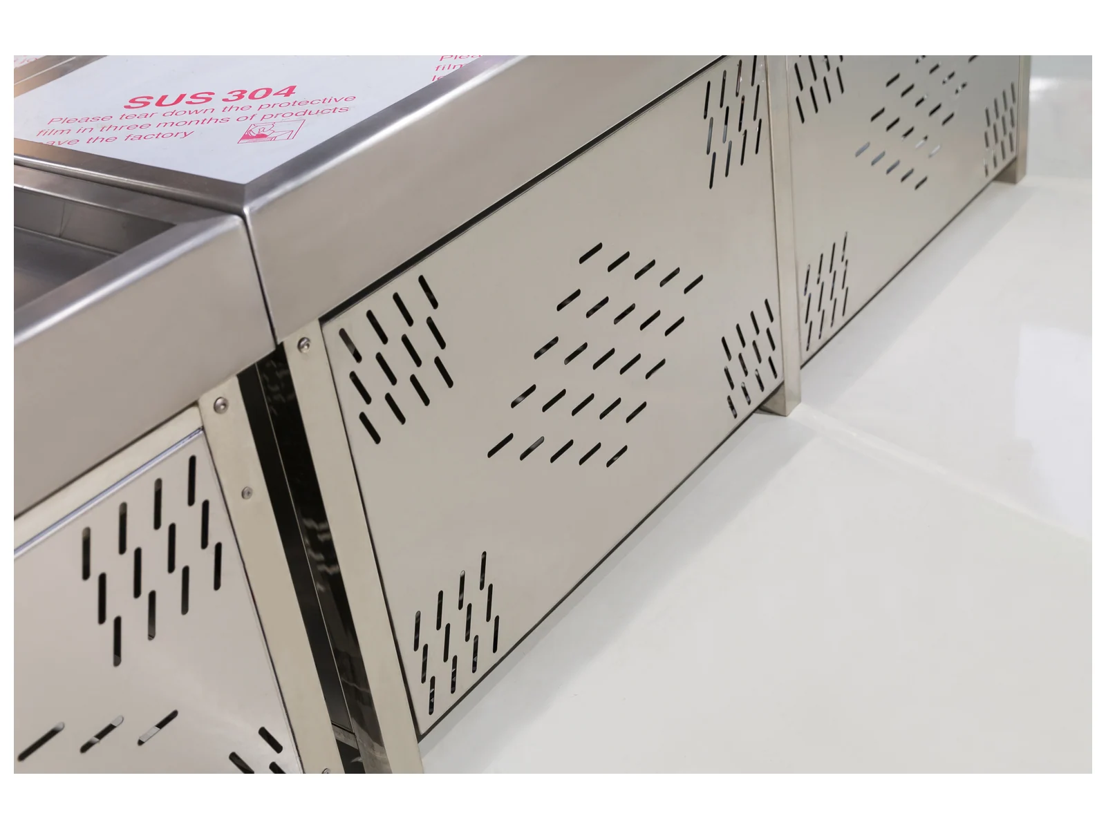 Close-up of the pressed stainless ice bed on the compact table