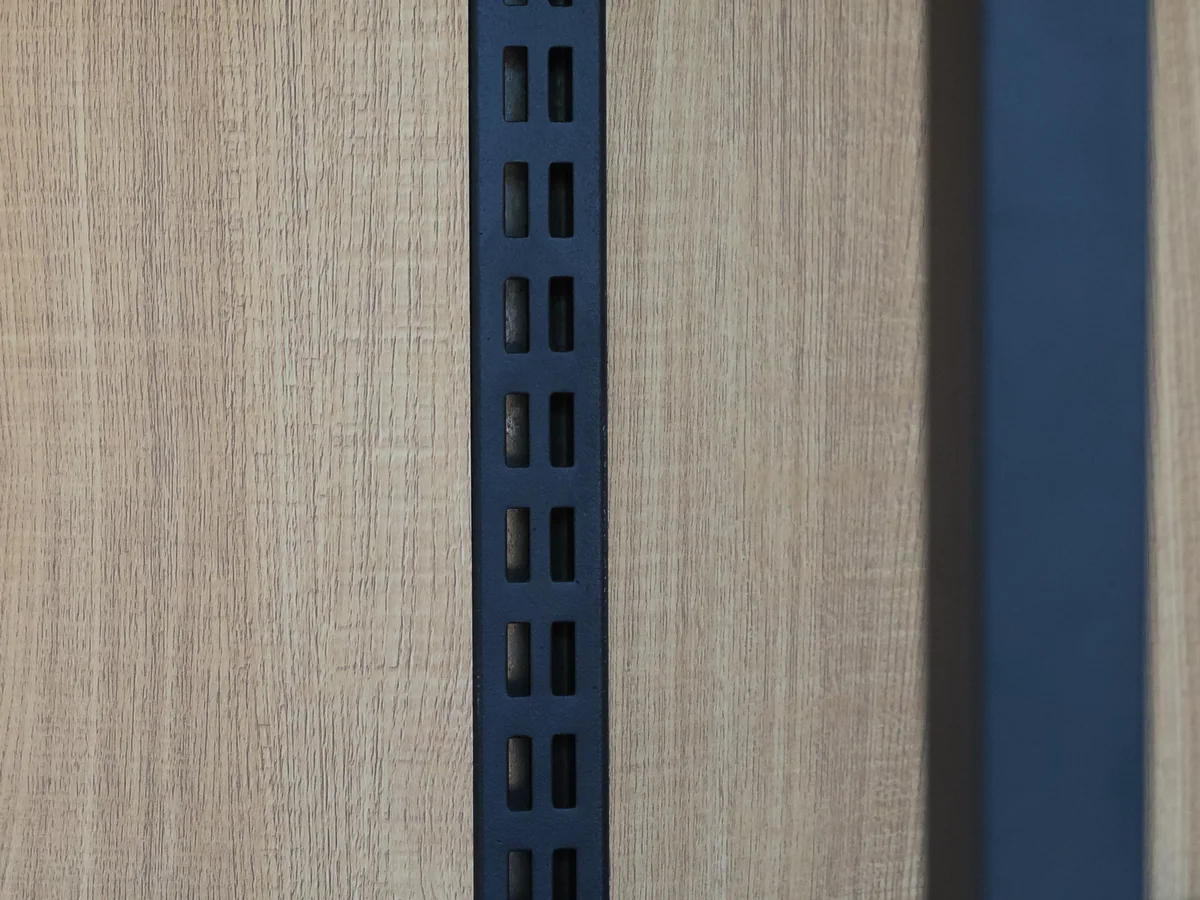 Close-up of the shelf edge following the curve