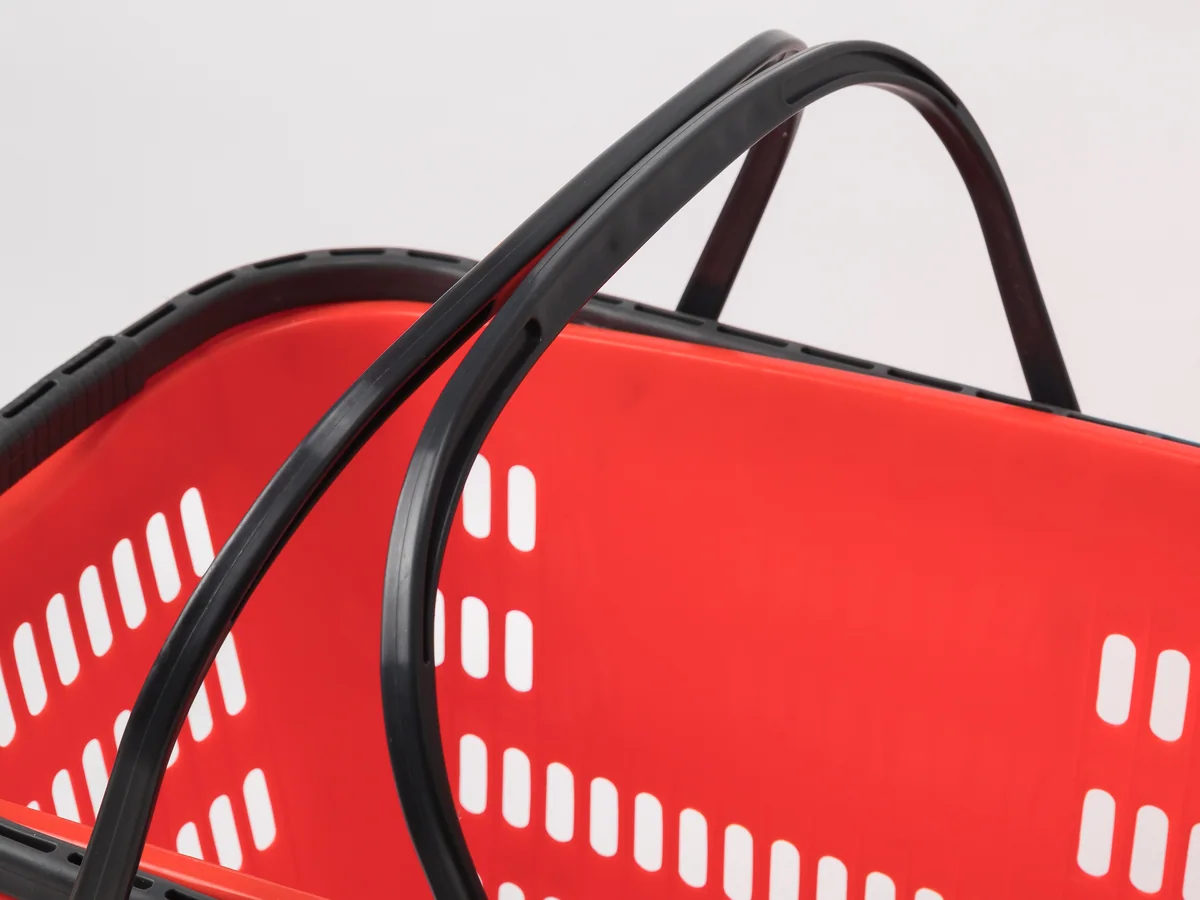Close-up of the four-wheel arrangement under the low basket