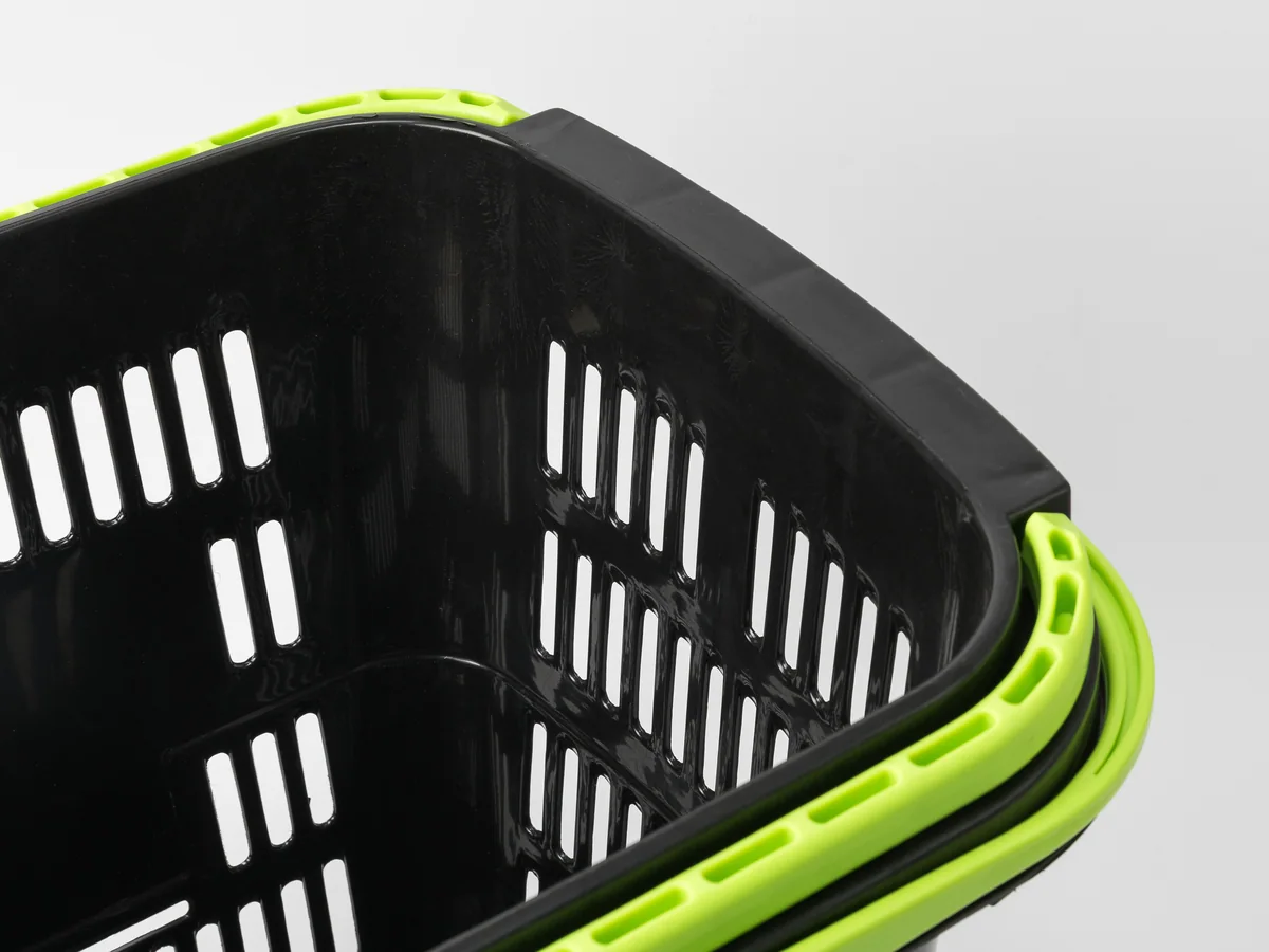 Close-up of the contrasting moulded rim