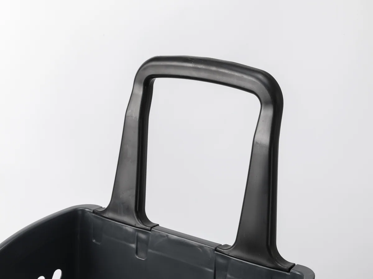 Close-up of the single central pull handle
