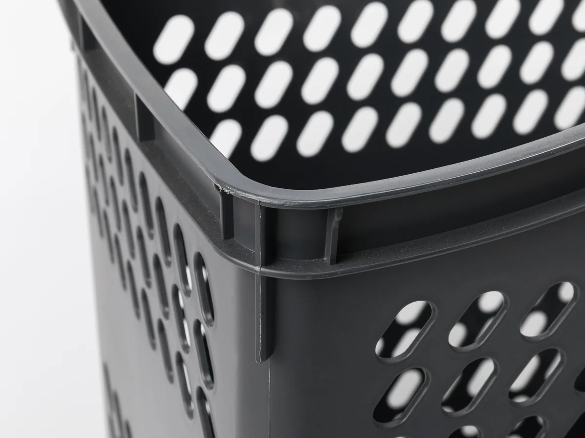Close-up of the retracted handle sitting flush with the rim