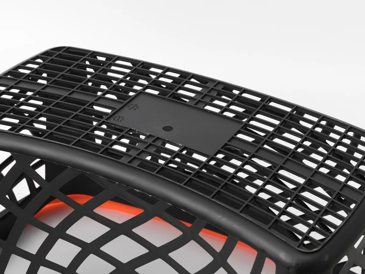 Close-up of the basket rim under the handle