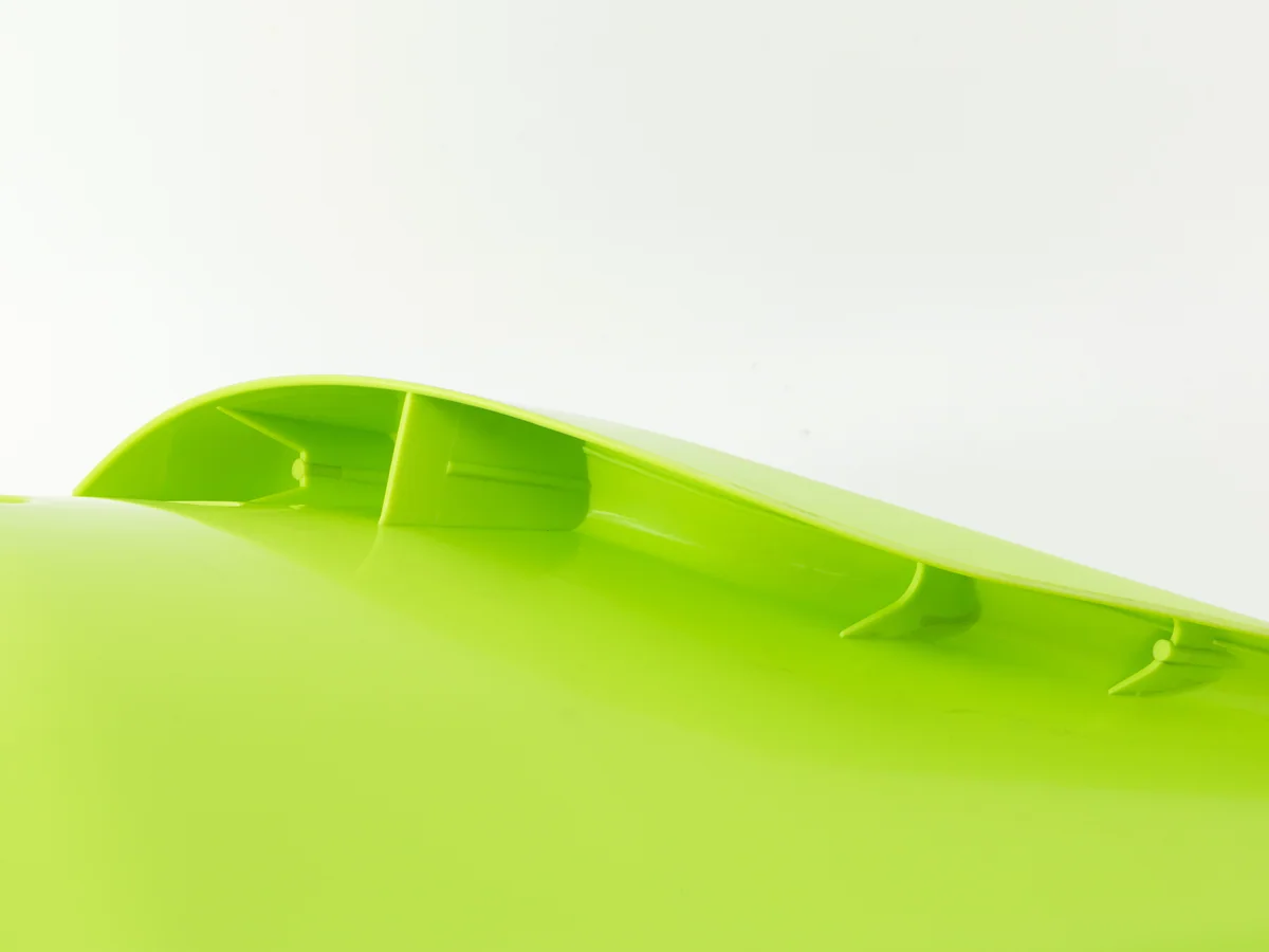 Close-up of the rim edge of the handleless shell