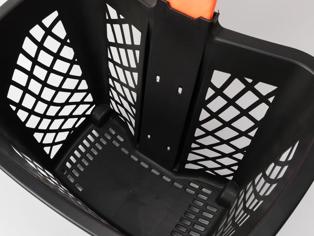 Close-up of the tall contrasting grab handle above the rim
