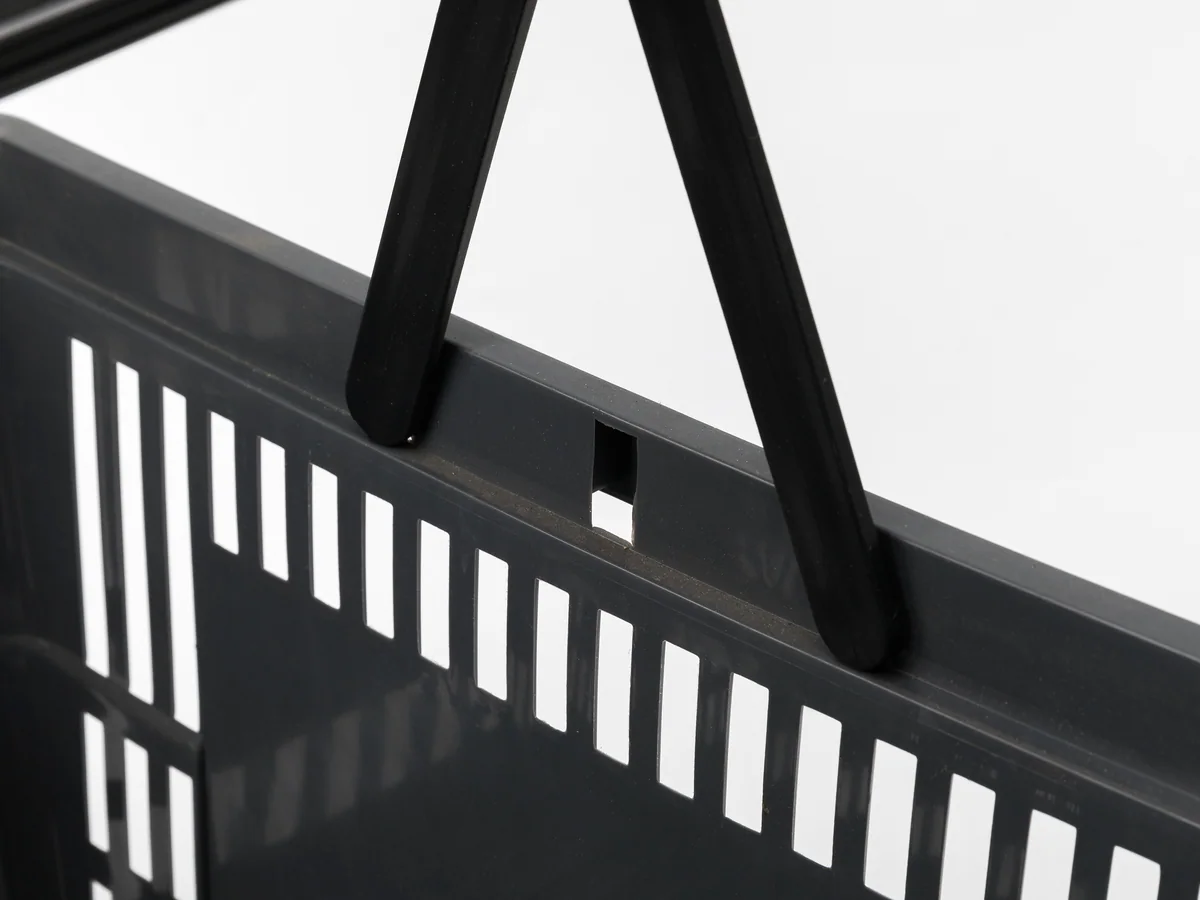 Close-up of the corner of the basket where it is dropped