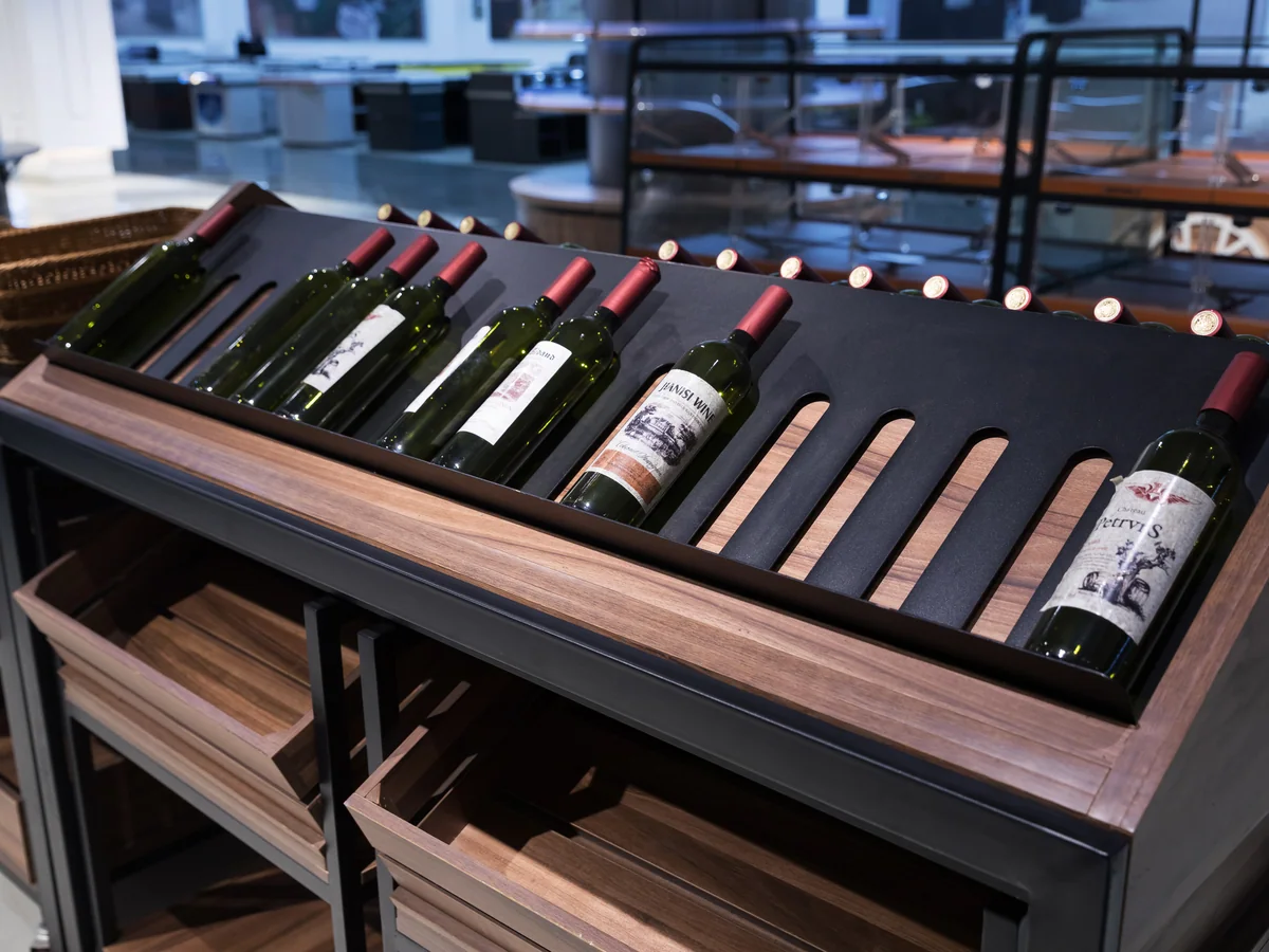 Close-up of a tier on the wine table