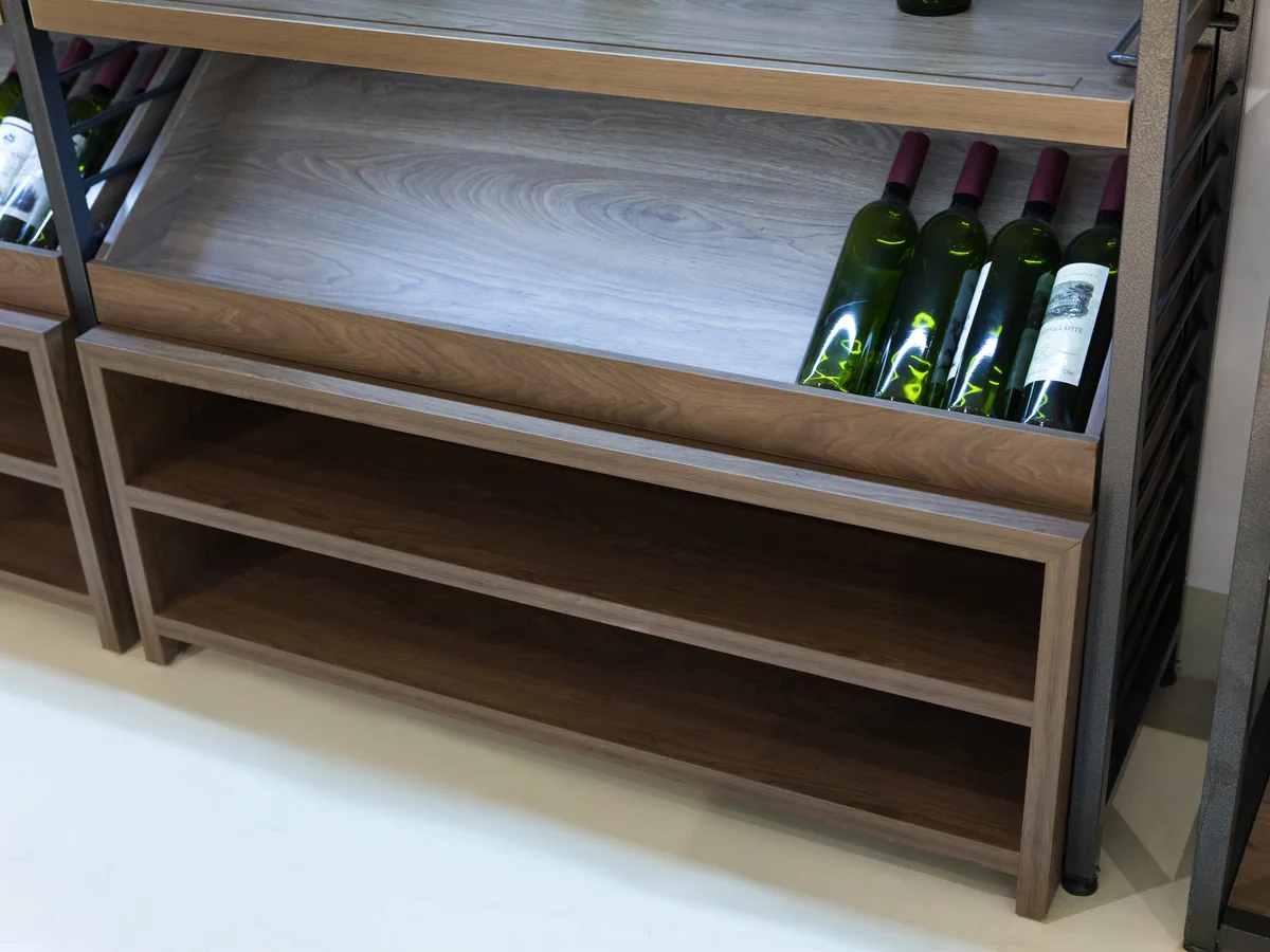Close-up of the fine compartment grid holding single facings